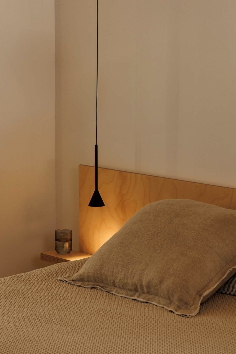 Anna Ø7 Svart Taklampe Fra Faro Barcelona - Det stilige designet gj&oslash;r den ideell for &aring; fremheve bestemte omr&aring;der eller detaljer i et rom &ndash; perfekt over kj&oslash;kkenskap, bord eller som aksentbelysning i stuer og ganger.