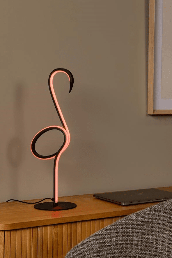 Flamingo 50cm Svart bordlampe Fra Lucide - Denne moderne bordlampen kombinerer stil og funksjonalitet med en integrert dimbar LED-lyskilde og RGB-fargebelysning.