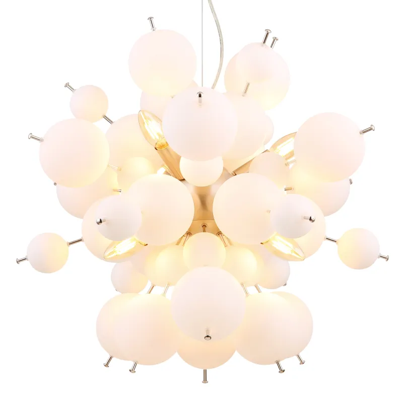 Udo Ø55 Hvit Taklampe Fra Globo Lighting - Dess unika design imponerar med en rund form d&auml;r eleganta metallst&auml;nger sammanl&auml;nkas med dekorativa kulor i olika storlekar.
