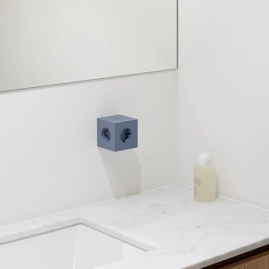 Square 2 Socket extender with 30W Dual USBC Blå Fra Avolt - Stikkontaktforlenger fra Avolt med et stilig design med en kube laget av resirkulert plast og en magnetisk plate i bunnen slik at den kan henges p&aring; veggen.