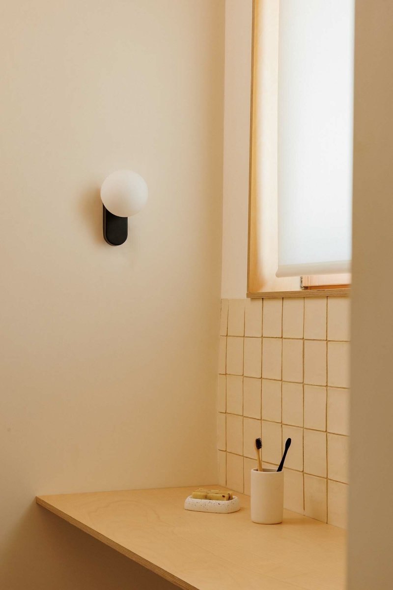 Mabe 16cm Svart baderomslampe Fra Faro Barcelona - Med en IP44-klassifisering er den fuktbestandig og perfekt for baderom.
