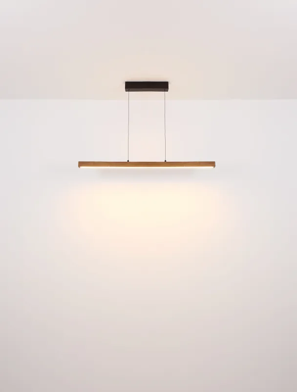 Olivus 115cm Natur Taklampe Fra Globo Lighting - Olivus &auml;r en stilren takpendel i elegant, avl&aring;ng form som kombinerar svart metall med m&ouml;rkbrunt tr&auml; och opalplast f&ouml;r en modern och sofistikerad design.