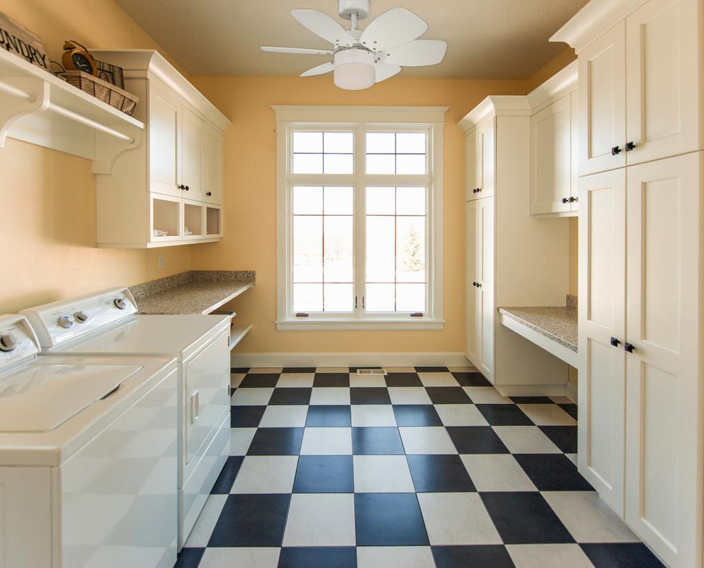 Flora Royale Ø76 Hvit Fra Westinghouse - Med en lydl&oslash;s (44 dB) silisiumst&aring;lmotor og tre hastighetsinnstillinger kan du justere komforten etter behov, og reversfunksjonen gj&oslash;r at den kan brukes b&aring;de p&aring;; sommeren til avkj&oslash;ling og p&aring; om vinteren for &aring; resirkulere varm luft.