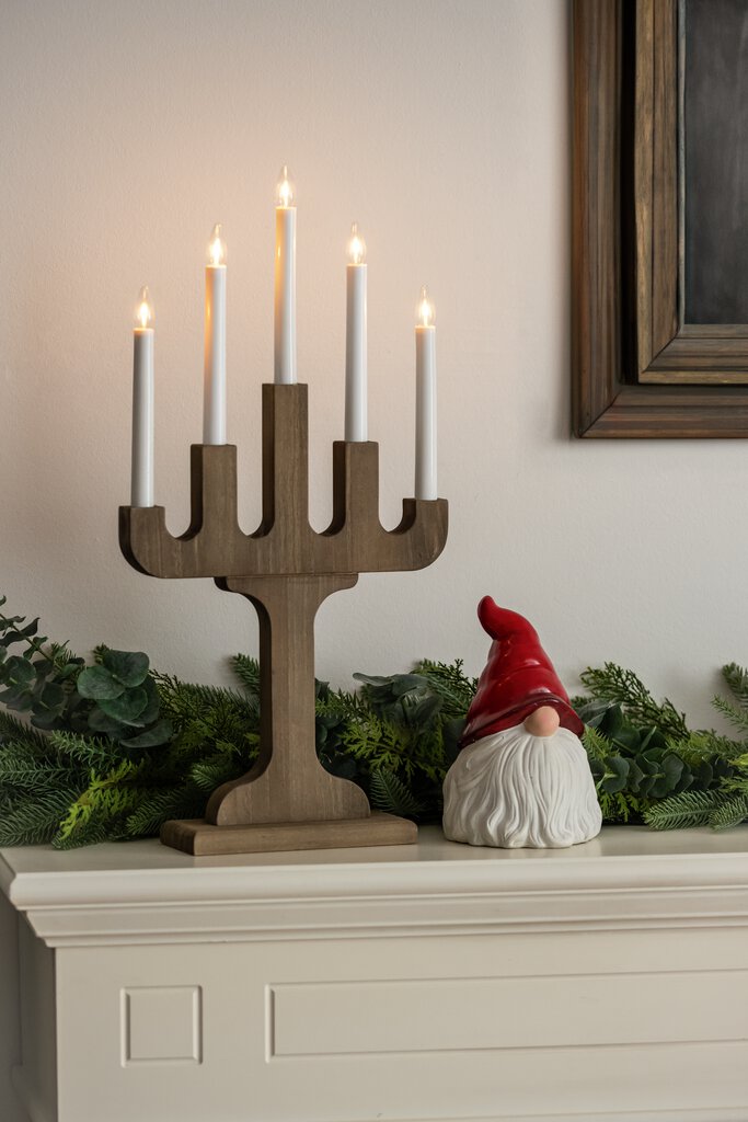 Candelabra 5 Lights Valnøtt Fra Konstsmide - Med fem lys sprer den en varm og atmosf&aelig;risk gl&oslash;d som skaper en koselig atmosf&aelig;re i vinterm&aring;nedene.