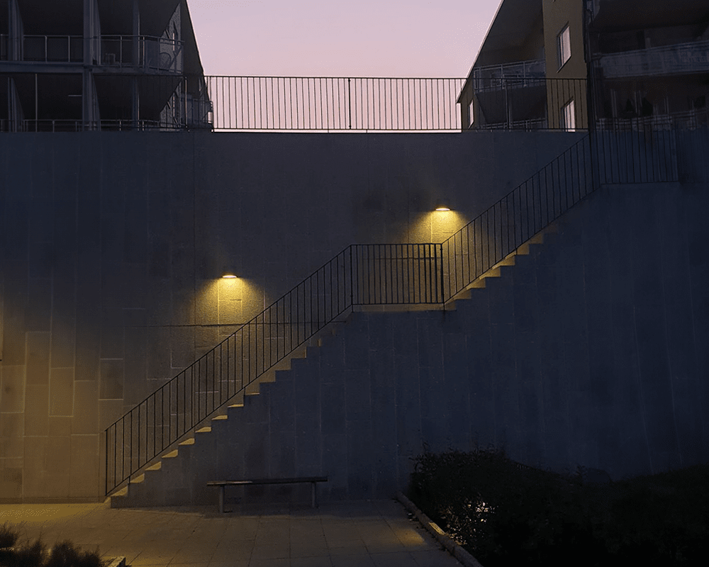 Mini Antrasitt utendørslampe Fra Westal - Baksiden er utstyrt med to inn- og utganger og hurtigkoblingsterminal, som gj&oslash;r den enkel &aring; montere.