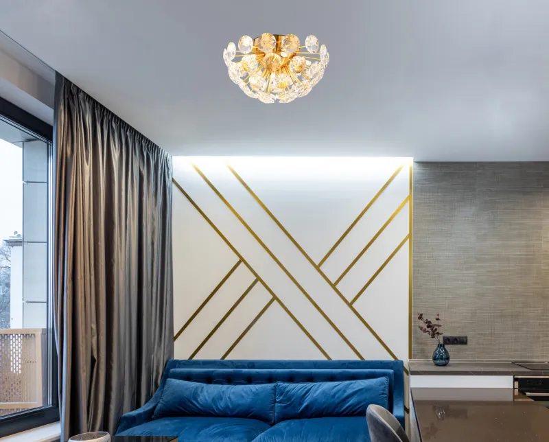 Virina Ø40 Gull plafond Fra Globo Lighting - Dess eleganta design kombinerar en gyllene metallkropp med en sk&auml;rm av klara kristaller, vilket ger en lyxig och sofistikerad k&auml;nsla till ditt hem.