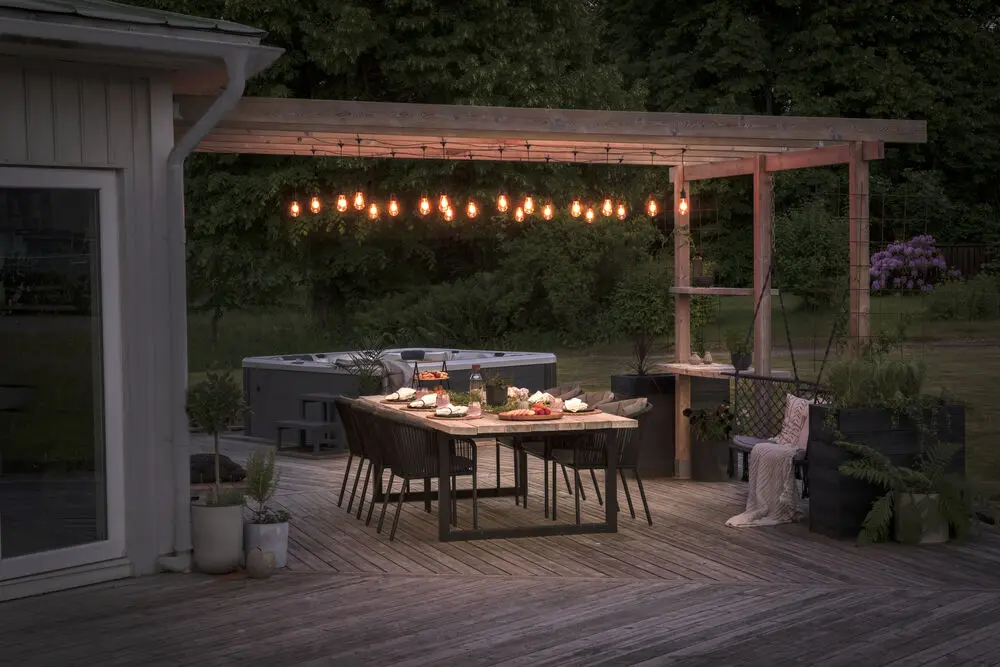 Startsett Med Lysslynge Amber 10m Svart Fra Konstsmide - Stilig lysstreng med 10 ravfargede LED-lamper (E27) &ndash; perfekt for &aring; skape en koselig atmosf&aelig;re ute eller inne.