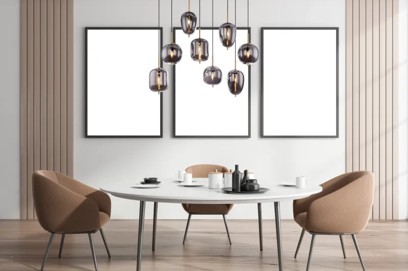 Blacky 102cm Messing Taklampe Fra Globo Lighting - Den 102,5 cm l&aring;nga pendellampan har en rektangul&auml;r m&auml;ssingsf&auml;rgad metallplatta, fr&aring;n denna h&auml;nger &aring;tta svarta kablar med runda, r&ouml;kf&auml;rgade glasglober i olika former.