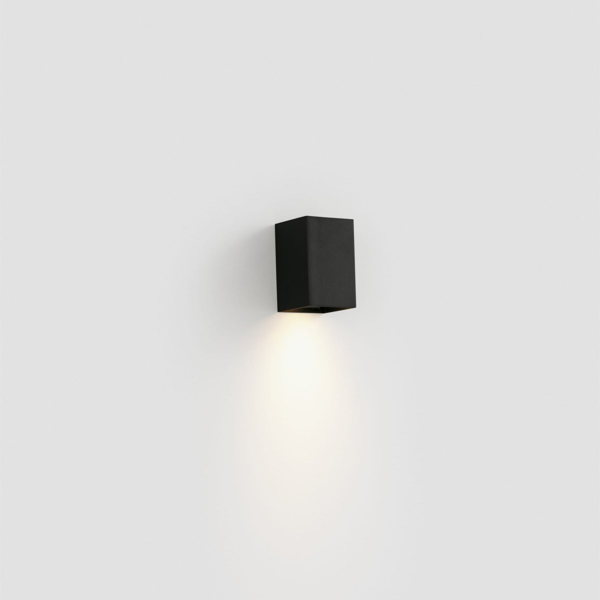 Lune 10cm Svart vegglampe Fra Faro Barcelona - Lune er en firkantet vegglampe med matt svart finish som passer perfekt i ganger, korridorer og andre passasjer.