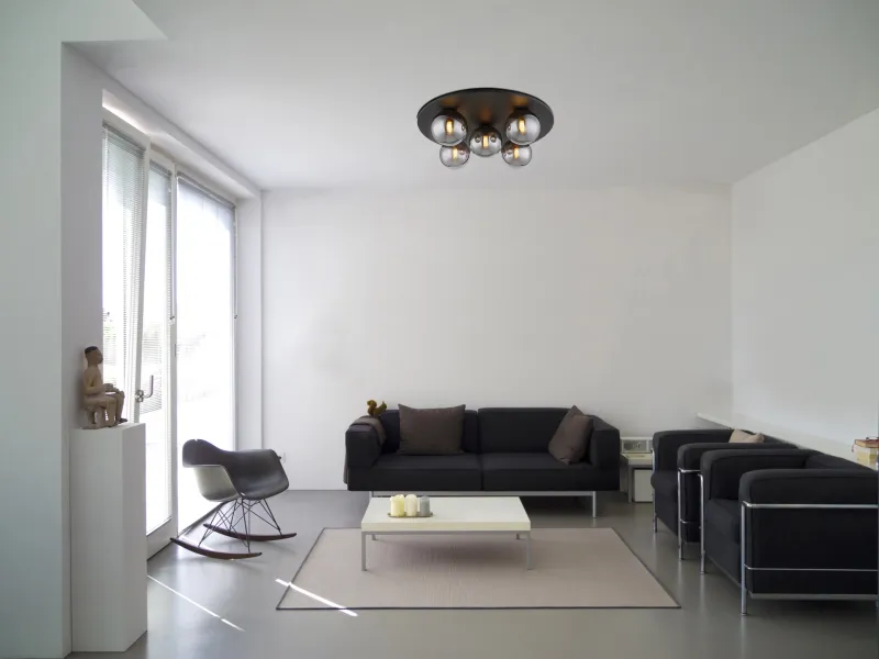 Riha Ø50 Røykfarget plafond Fra Globo Lighting - Den mattsvarta metallen i kombination med 5st r&ouml;kf&auml;rgade glas ger ett sofistikerat uttryck och passar perfekt in i olika inredningsstilar.
