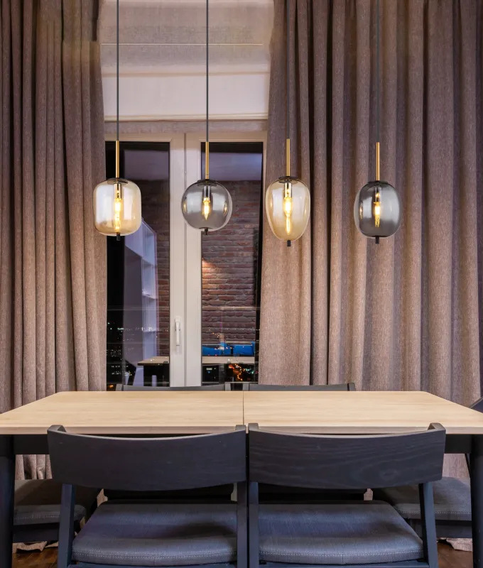 Blacky 110cm Rav Taklampe Fra Globo Lighting - De fyra r&ouml;k- och amberf&auml;rgade glasgloberna i olika former h&auml;nger fr&aring;n en svart, rektangul&auml;r takplatta och kan justeras upp till 120 cm fr&aring;n taket.