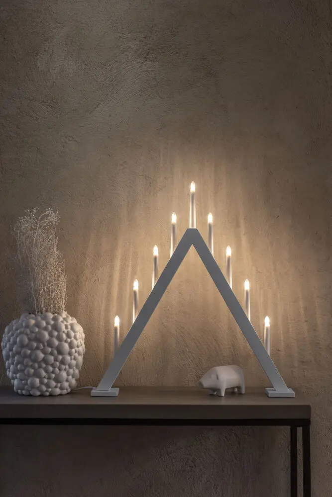 Candelabra 9 Lights Hvit Fra Konstsmide - Den klassiske pyramideformen er kombinert med et minimalistisk design, noe som gj&oslash;r den til en perfekt interi&oslash;rdetalj i b&aring;de tradisjonelle og moderne hjem.