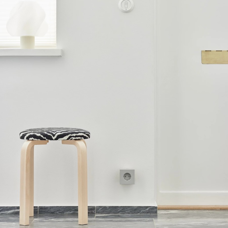Square 2 Socket extender with 30W Dual USBC Grå Fra Avolt - Stikkontaktforlenger fra Avolt med stilig design med en kube laget av resirkulert plast og en magnetisk plate i bunnen slik at den kan henges p&aring; veggen.