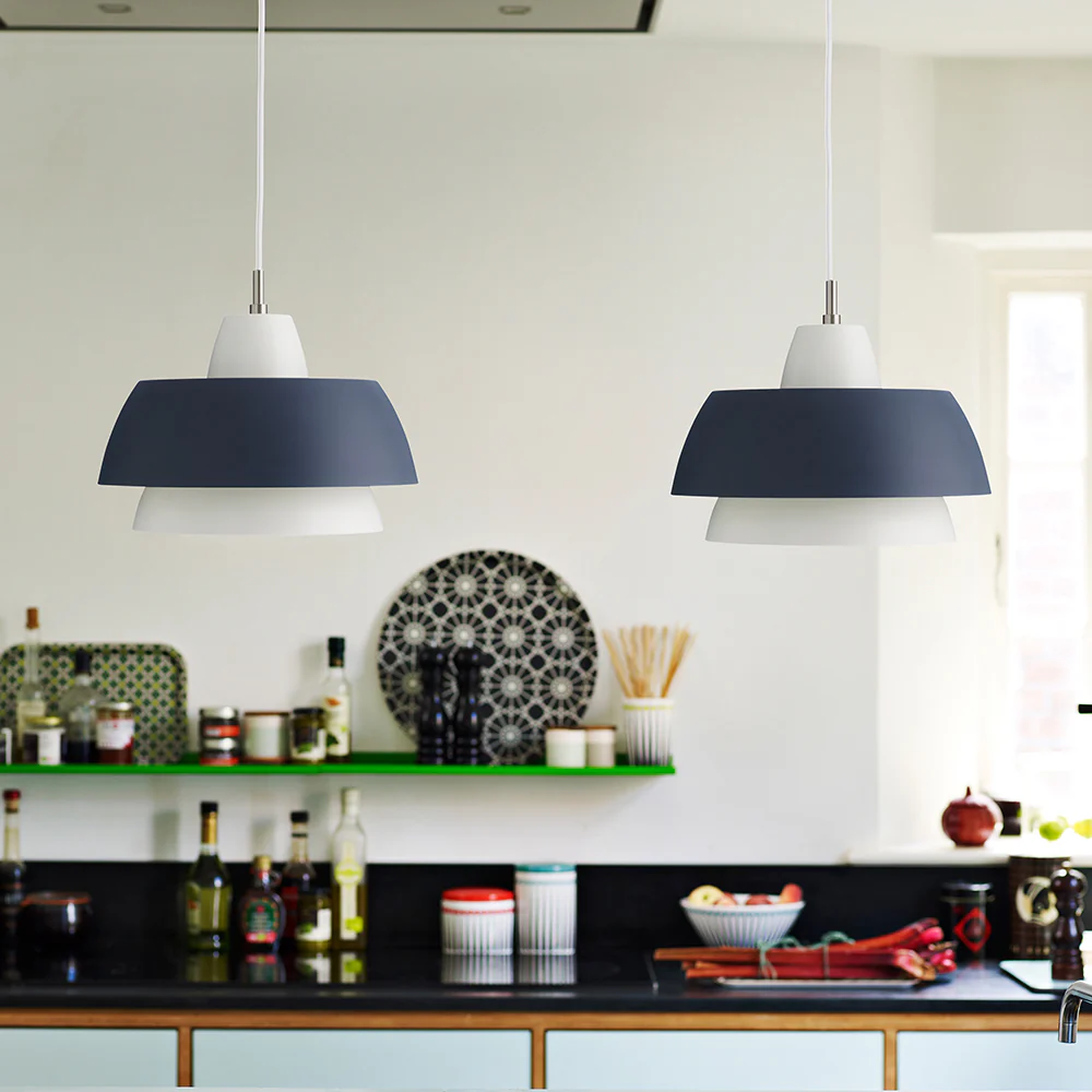 Trio Ø28 Mørk grå Taklampe Fra Superliving - I en vakker kombinasjon med de tre nyansene gir Trio-pendelen deg en moderne lampe som du kan bruke over spise- eller kj&oslash;kkenbordet.