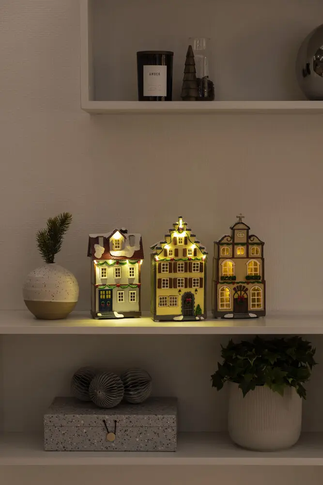 3 Små Hus Flerfarget Fra Konstsmide - B/O 3 sm&aring; hus, vinterlige hus med 14 ravfargede og varmhvite LED-lys som sprer en atmosf&aelig;risk gl&oslash;d.