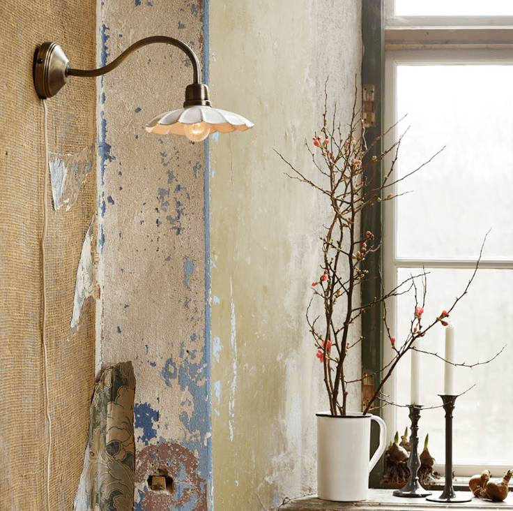 Gustav Ø20 Hvit/antikk messing vegglampe Fra Strömshaga - Den antikk messingfinishen er kombinert med en hvitlakkert metallskjerm med en vakkert b&oslash;lget kant, noe som gir et mykt og stilig uttrykk.