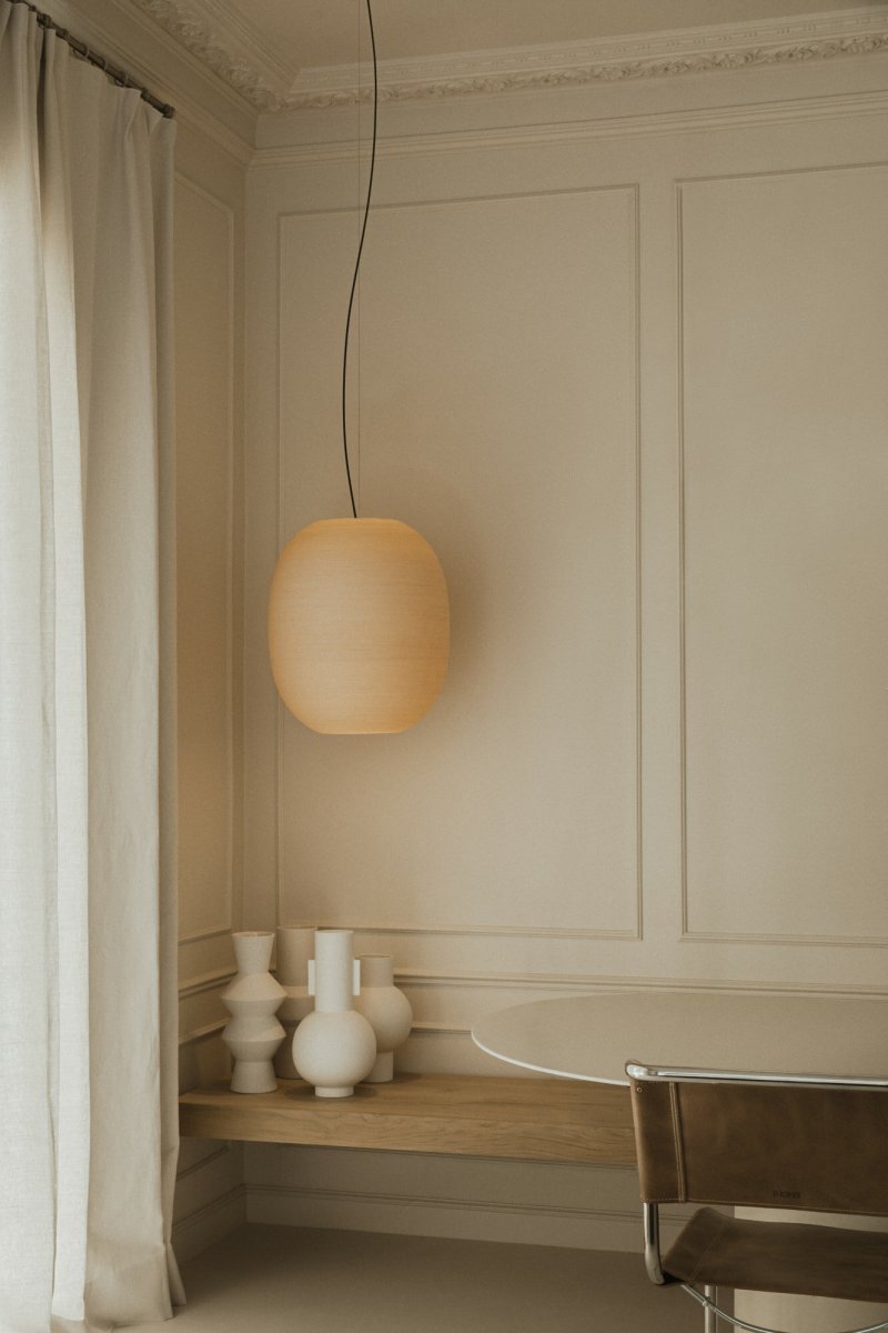 Tierra Ø47 Beige Taklampe Fra Faro Barcelona - Tierra 470 er en pendellampe designet av H&eacute;ctor Serrano, laget med 3D-printet PLA og resirkulert furucellulose &ndash; et bioplastmateriale med en unik, uregelmessig tekstur.
