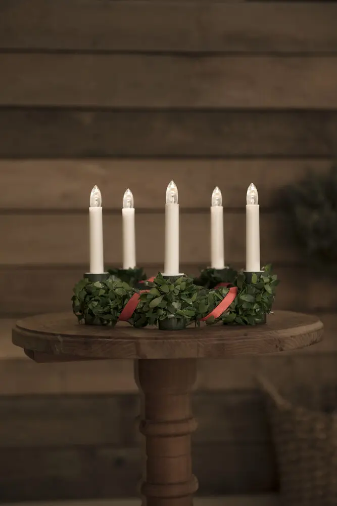 Luciakrone Med Dekorasjon Grønn Fra Konstsmide - Tradisjonell lucia-lysekrone med gr&oslash;nn krans, r&oslash;dt dekorativt b&aring;nd og 5 varmhvite LED-lys.