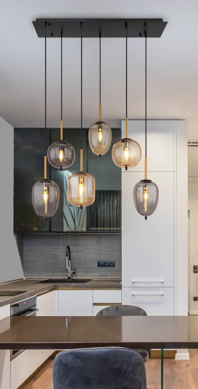 Blacky 80cm Rav Taklampe Fra Globo Lighting - De sex r&ouml;k- och amberf&auml;rgade glasgloberna i olika former h&auml;nger fr&aring;n en svart, rektangul&auml;r takplatta och kan justeras upp till 120 cm fr&aring;n taket.