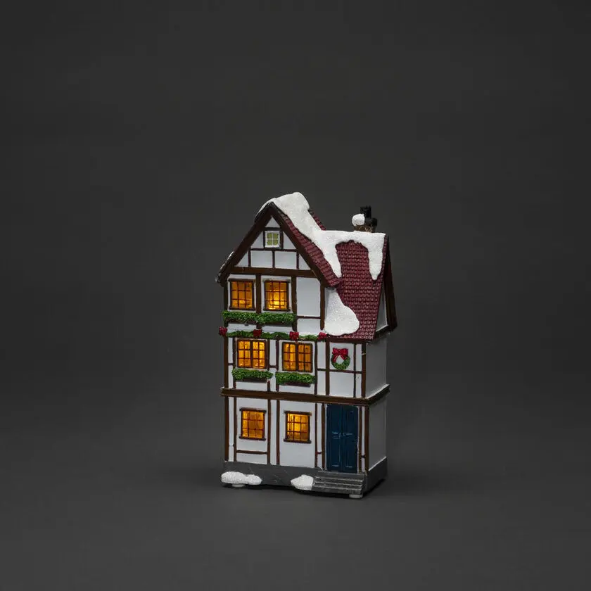 3 Små Hus Brun Fra Konstsmide - B/O 3 sm&aring; hus, vinterlig hus med 6 ravfargede LED-lys som sprer en atmosf&aelig;risk gl&oslash;d.