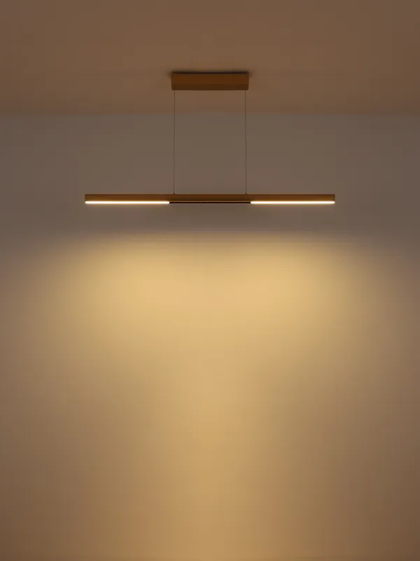 Cody 120cm Gull Taklampe Fra Globo Lighting - Lampan &auml;r tillverkad av aluminium i en mattguld finish som ger ett elegant och tidl&ouml;st uttryck som smidigt sm&auml;lter in i olika inredningsstilar, perfekt f&ouml;r stora matbord eller k&ouml;ks&ouml;ar.