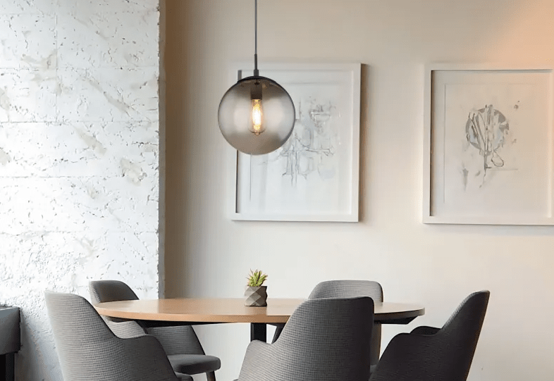 Blama Ø25 Røykfarget Taklampe Fra Globo Lighting - Lampen har et moderne svart design og en vakker skjerm i r&oslash;kt glass, som gir et mykt og behagelig lys.