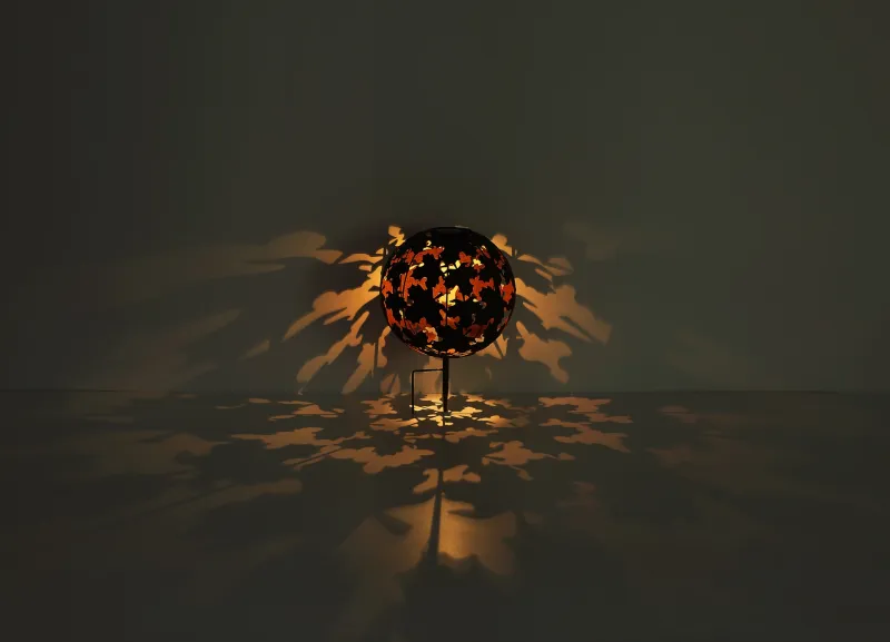 Earth Sølv solcellelampe Fra Globo Lighting - Laddas av solen under dagen och t&auml;nds automatiskt i skymningen.