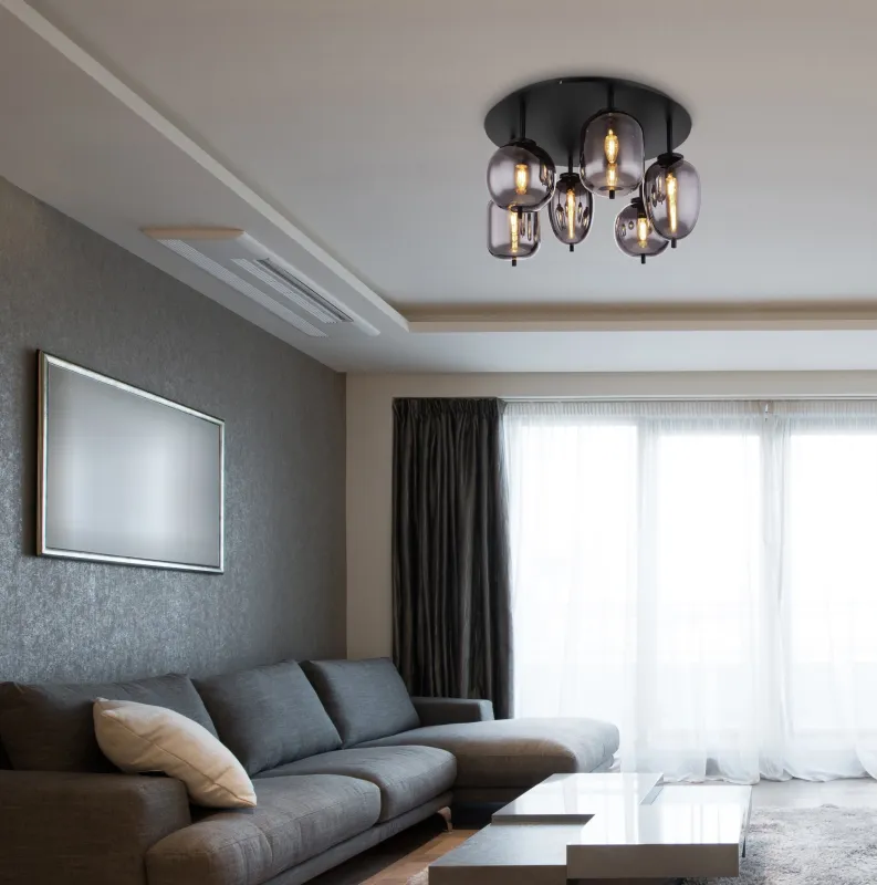 Blacky Ø63 Svart plafond Fra Globo Lighting - Lampan &auml;r utrustad med 6st r&ouml;kf&auml;rgade glaskupor i olika former, som h&auml;nger fr&aring;n taket p&aring; mattsvarta st&auml;nger f&auml;sta vid en matchande bas.