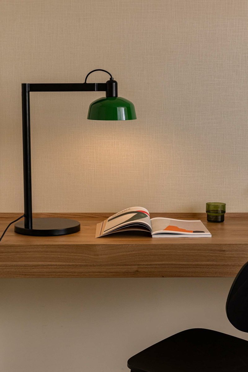 Tatawin 58cm Grønn skrivebordslampe Fra Faro Barcelona - Tatawin er en bordlampe med svart struktur og en gr&oslash;nn metallskjerm som gir et rettet, fokusert lys.