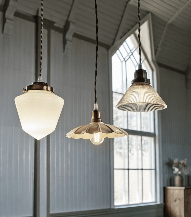 Gunilla Liten Ø16 Gjennomsiktig vinduslampe Fra Strömshaga - Lampen har ingen forbindelse, verken til vegg eller tak, men du velger selv hva du vil koble til.