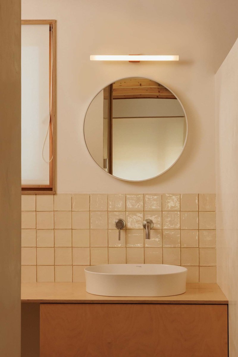 Calma 50cm Terrakotta baderomslampe Fra Faro Barcelona - Calma er en vegglampe i terrakottafinish, perfekt for generell belysning i f.