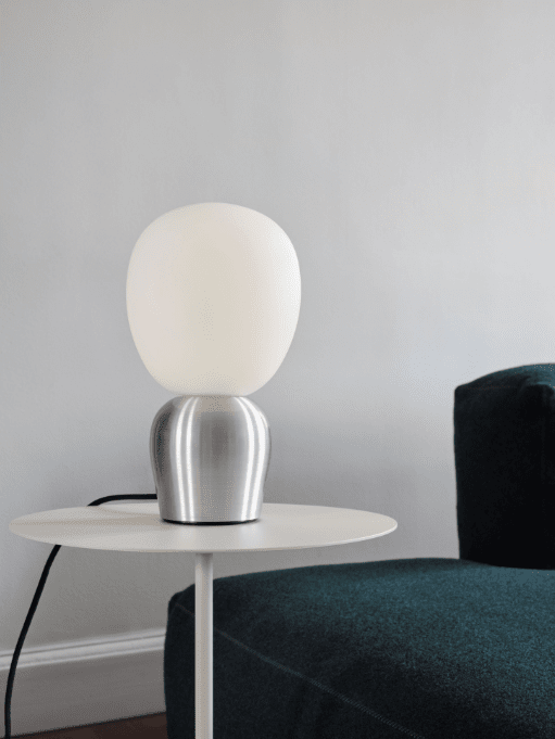 Buddy 34cm Polert aluminium bordlampe Fra Belid - Med sin jevne gl&oslash;d og sofistikerte design blir Buddy en naturlig del av hjemmet, en f&oslash;lgesvenn som sprer lys og karakter i generasjoner fremover.