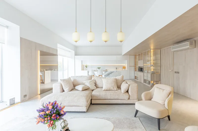 Ewald 95cm Messing Taklampe Fra Globo Lighting - &nbsp;Lampan &auml;r tillverkad av en exklusiv kombination av m&auml;ssing, mattsvart metall och opalglas, vilket ger en sofistikerad och harmonisk k&auml;nsla.