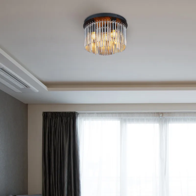 Gorley Ø32 Røykfarget plafond Fra Globo Lighting - Dess design imponerar med en stilfull kombination av mattsvart metall, gl&auml;nsande krom och r&ouml;kf&auml;rgade glasstavar.