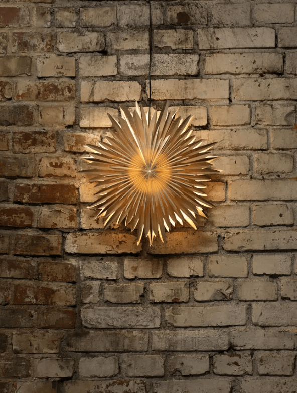 Papirstjerne Ø46 Brun Fra Konstsmide - Perfekt &aring; henge i vinduet eller mot en vakker vegg &ndash; en tidl&oslash;s dekorasjon som forgyller hvert rom med enkel eleganse.