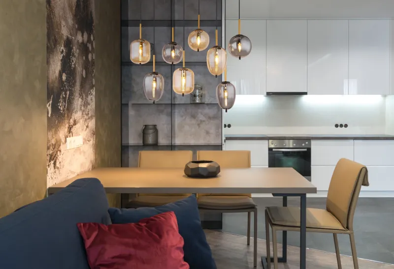 Blacky 102cm Rav Taklampe Fra Globo Lighting - De &aring;tta r&ouml;k- och amberf&auml;rgade glasgloberna i olika former h&auml;nger fr&aring;n en svart, rektangul&auml;r takplatta och kan justeras upp till 120 cm fr&aring;n taket.