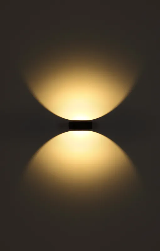 Slice Svart utendørslampe Fra Globo Lighting - Med sin halvcirkelformade design i matt svart aluminium ger den ett elegant intryck samtidigt som den &auml;r v&auml;dert&aring;lig.