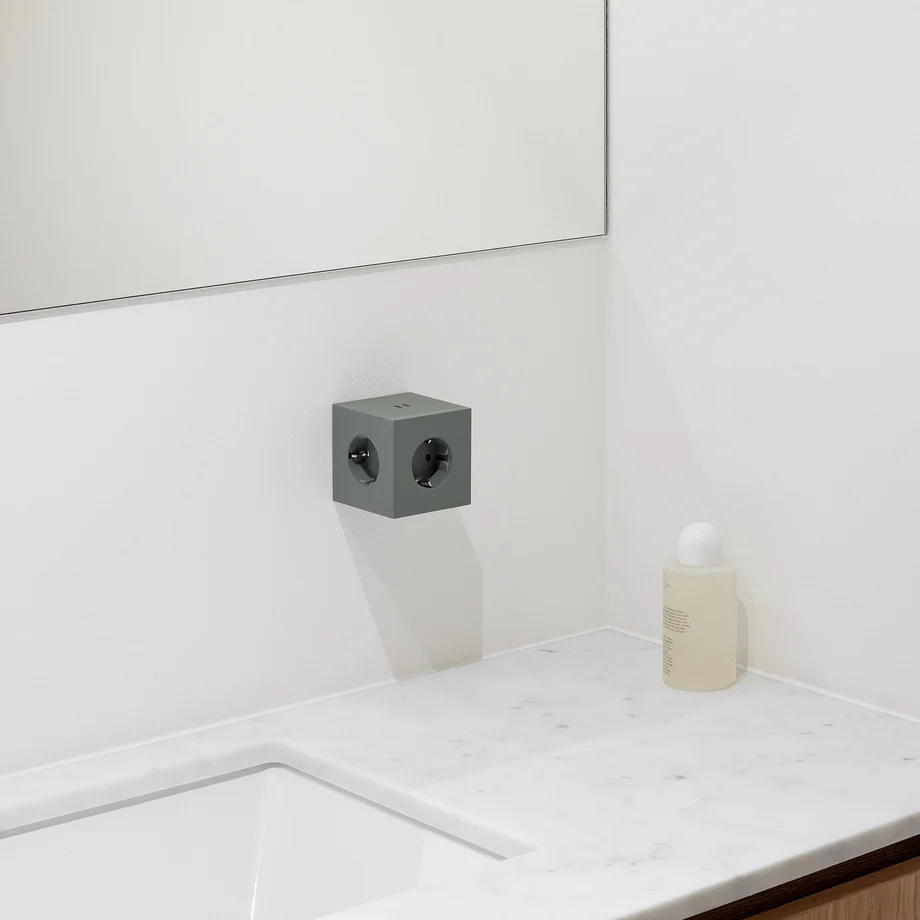 Square 2 Socket extender with 30W Dual USBC Grønn Fra Avolt - Stikkontaktforlenger fra Avolt med et stilig design med en kube laget av resirkulert plast og en magnetisk plate i bunnen slik at den kan henges p&aring; veggen.