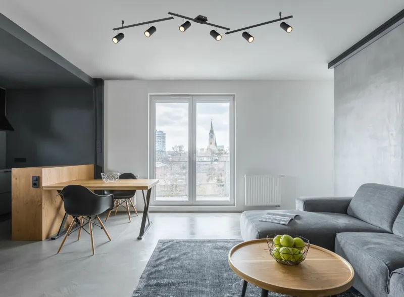 Robby 6 Svart spotlight Fra Globo Lighting - Den best&aring;r av tre metallst&auml;nger, var och en utrustad med tv&aring; vridbara GU10-socklar med metallfinish.