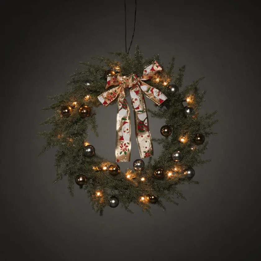 Grankrans Ø40 Grønn Fra Konstsmide - Vakker julekrans med 25 gule LED-lys, dekorative kuler, sl&oslash;yfe og teksten &laquo;God jul&raquo;.