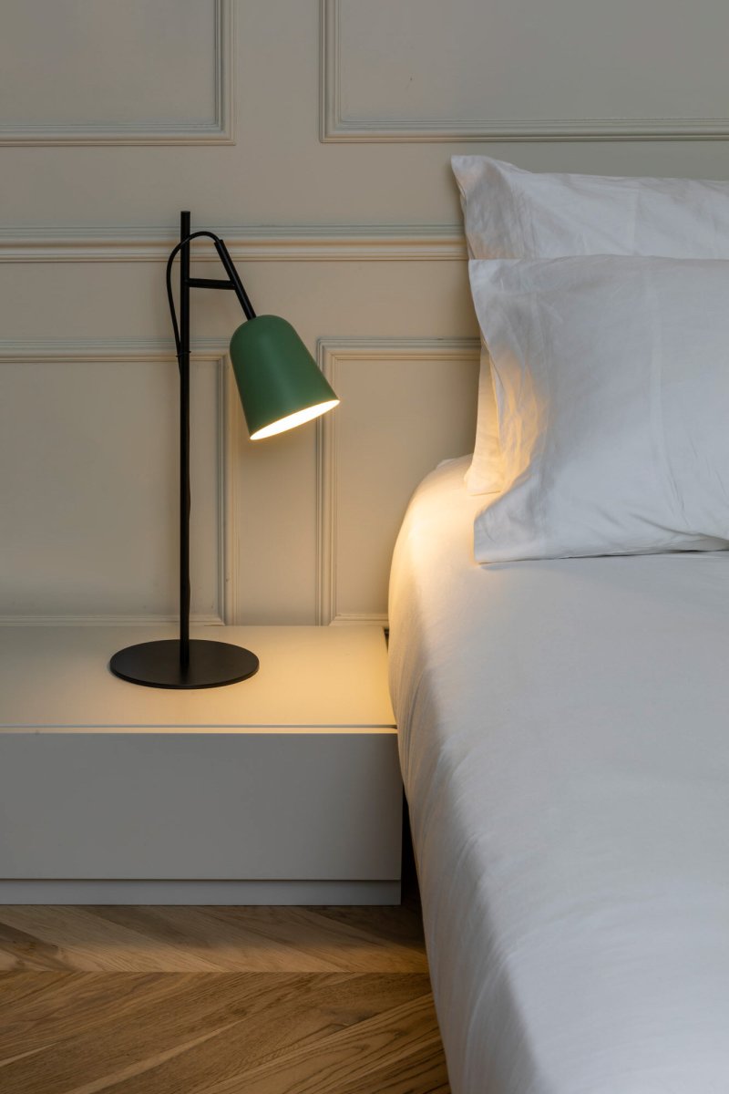 Studio 55cm Grønn skrivebordslampe Fra Faro Barcelona - Lampens signatur er den dekorative kabelklemmen formet som en tregren, en unik detalj som gir den karakter.