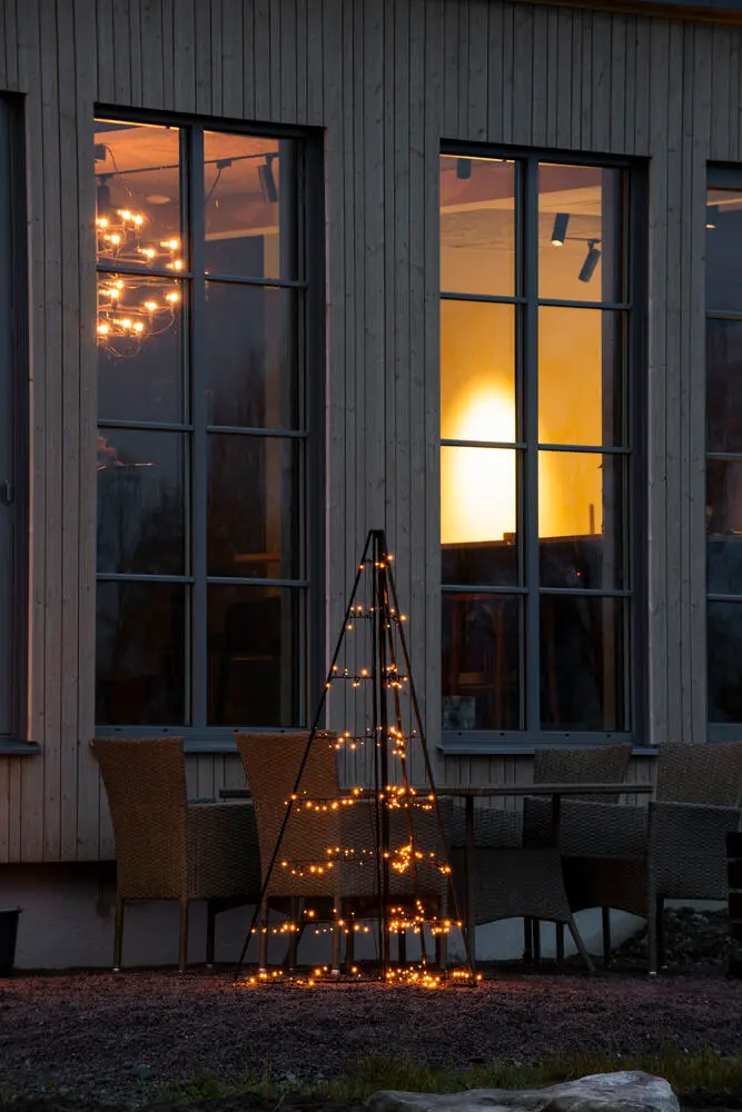 Metalldekorasjon Pyramide 150cm Svart Fra Konstsmide - Med 279 varme ravfargede LED-lys sprer den en elegant gl&oslash;d og skaper en magisk atmosf&aelig;re.