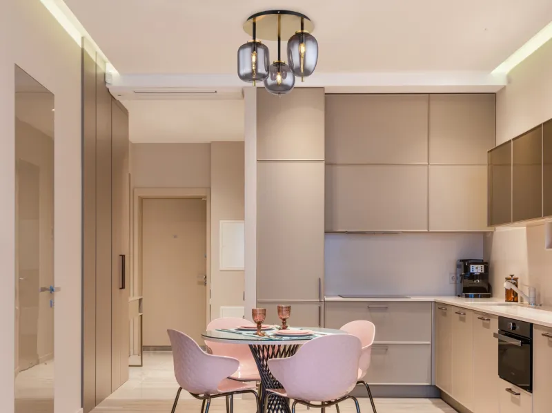 Blacky Ø46 Messing plafond Fra Globo Lighting - Lampan &auml;r utrustad med 3st r&ouml;kf&auml;rgade glaskupor i olika former, som h&auml;nger fr&aring;n taket p&aring; mattsvarta st&auml;nger f&auml;sta vid en m&auml;ssingsf&auml;rgad bas.