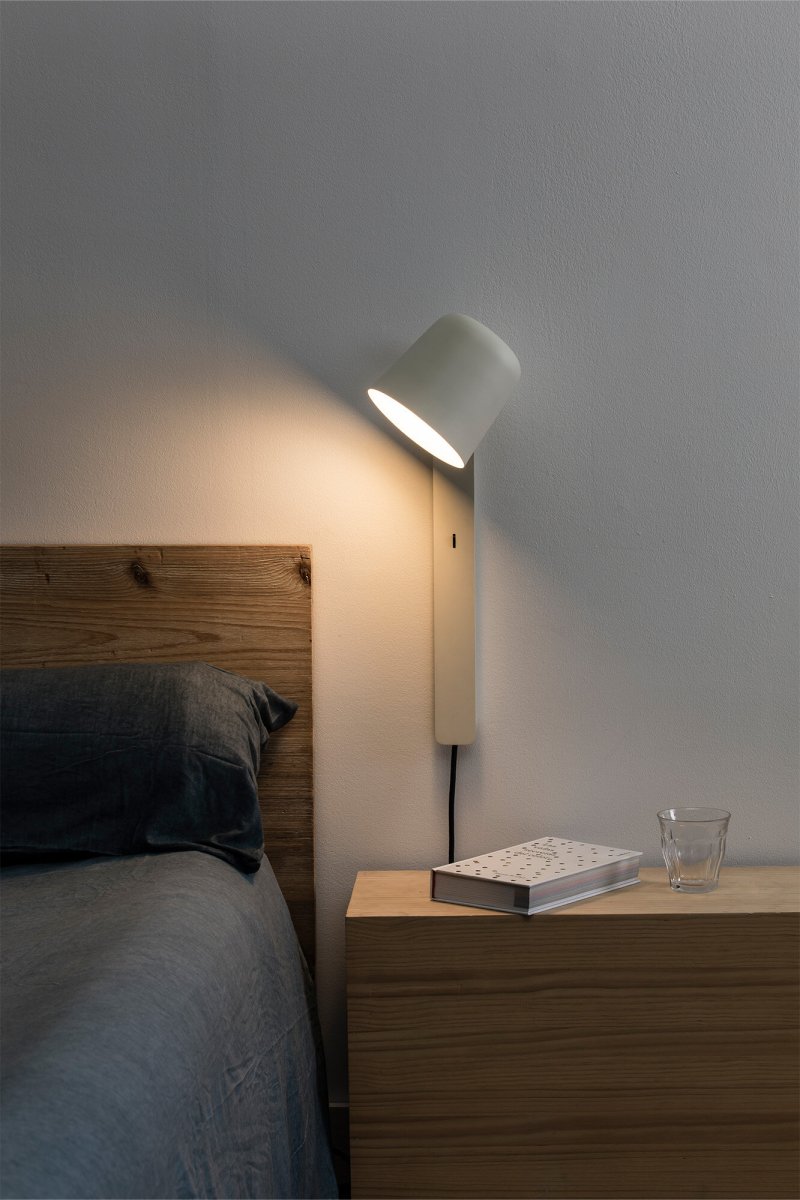 Tila 46cm Hvit leselampe Fra Faro Barcelona - Den hvite st&aring;lkonstruksjonen i nordisk stil huser ikke bare en fullt justerbar lyskilde, men fungerer ogs&aring; som en praktisk hylle for en bok eller et magasin.