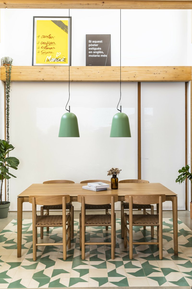 Studio Ø30 Grønn Taklampe Fra Faro Barcelona - Studio er en elegant pendellampe i gr&oslash;nt, designet av Nahtrang med inspirasjon fra de klassiske linjene fra 1950-tallet &ndash; tidl&oslash;s estetikk i en moderne vintage.