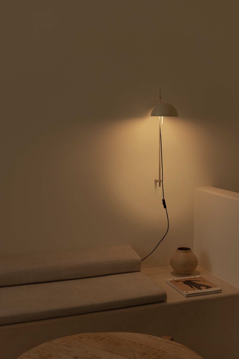 Matilda 60cm Beige vegglampe Fra Faro Barcelona - Den roterbare skjermen og h&oslash;ydejusteringen gir stor fleksibilitet og mulighet for forskjellige lysinnstillinger &ndash; perfekt for b&aring;de l&oslash;snings- og stemningsbelysning.