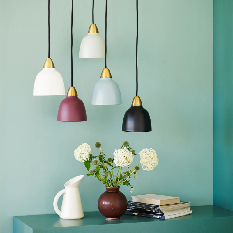 Urban Mini Ø15 Svart Taklampe Fra Superliving - Til tross for sin mindre st&oslash;rrelse, leverer Urban Mini en imponerende lysspredning og fungerer like godt over kj&oslash;kkenbenken som i en koselig salong.
