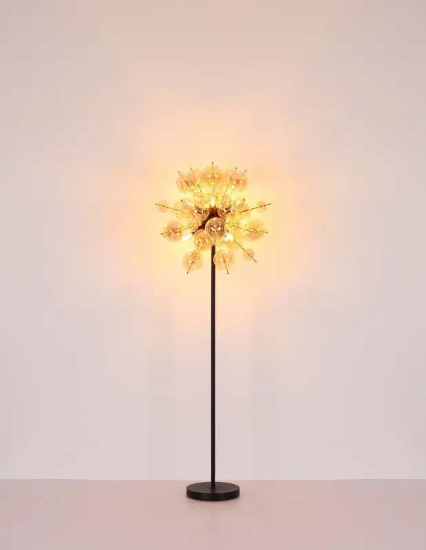 Udo Rav gulvlampe Fra Globo Lighting - Ge ditt hem en modern och extravagant touch med Udo golvlampa &ndash; en perfekt kombination av design, funktion och atmosf&auml;riskt ljus.