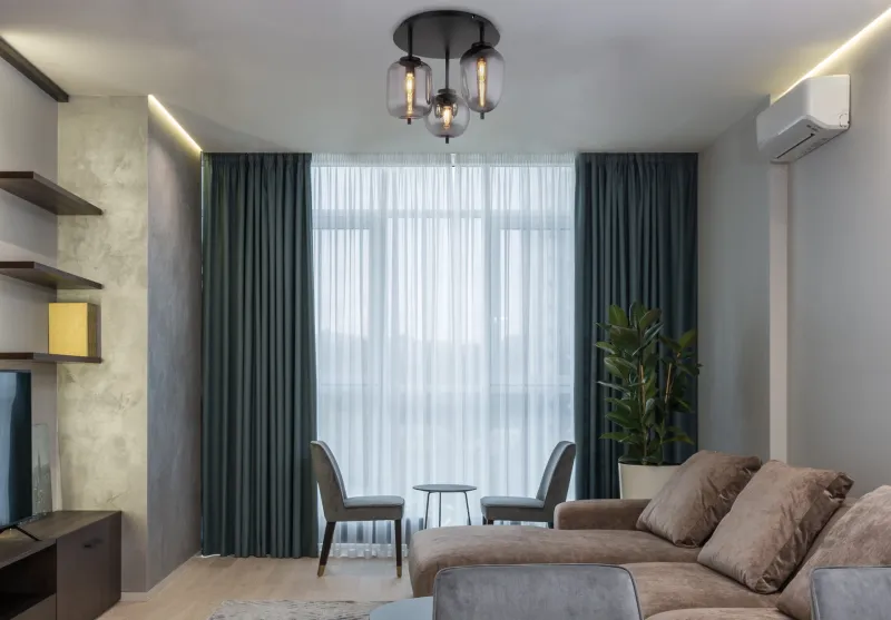 Blacky Ø46 Svart plafond Fra Globo Lighting - Lampan &auml;r utrustad med 3st r&ouml;kf&auml;rgade glaskupor i olika former, som h&auml;nger fr&aring;n taket p&aring; mattsvarta st&auml;nger f&auml;sta vid en matchande bas.