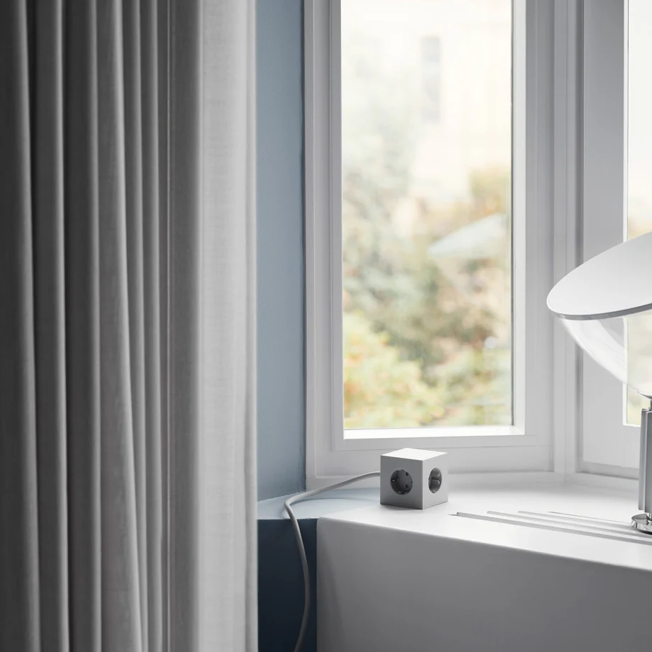 Square 1 with 30W Dual USBC & Magnetic base, 3m Grå Fra Avolt - Styreskinne fra Avolt med et stilig design med lang PVC-ledning, en kube laget av resirkulert plast og en magnetisk plate i bunnen slik at den kan henges p&aring; veggen.